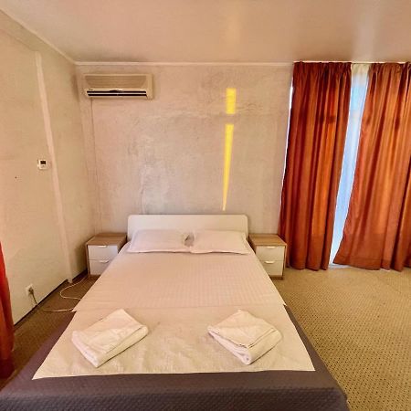 Hotel Mon Caprice บูคาเรสต์ ภายนอก รูปภาพ