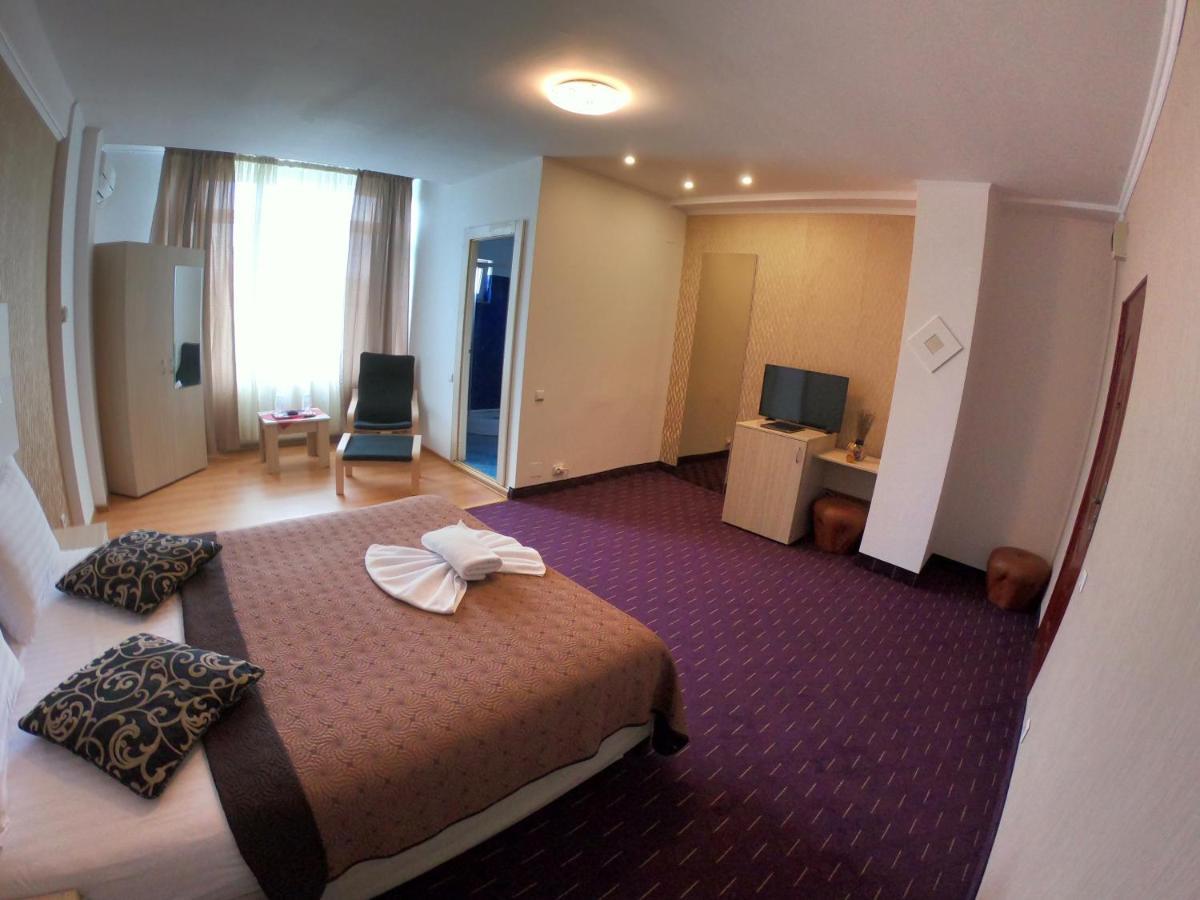 Hotel Mon Caprice บูคาเรสต์ ภายนอก รูปภาพ