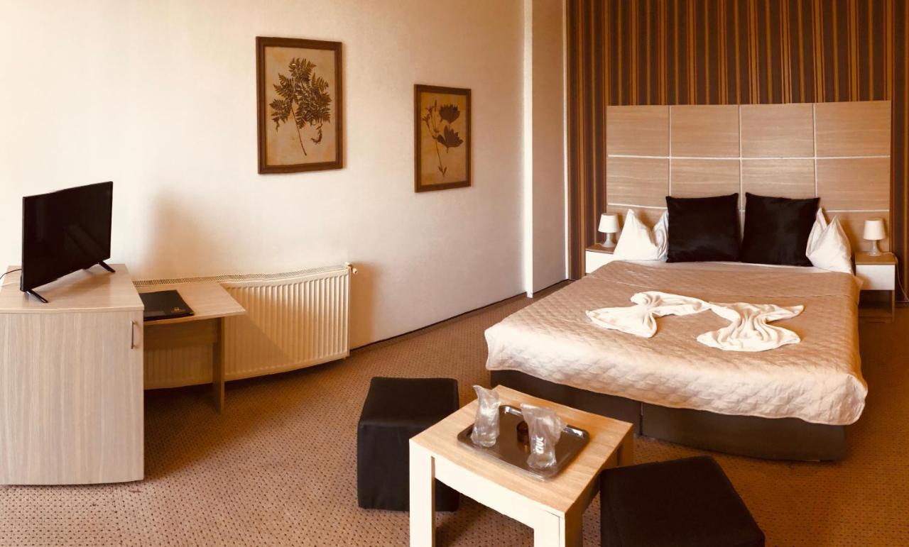 Hotel Mon Caprice บูคาเรสต์ ภายนอก รูปภาพ