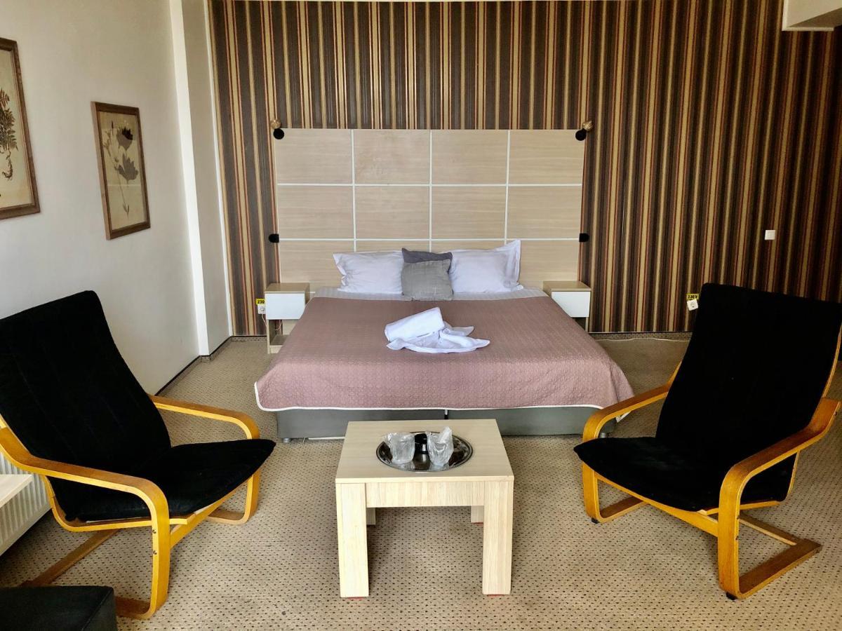 Hotel Mon Caprice บูคาเรสต์ ภายนอก รูปภาพ