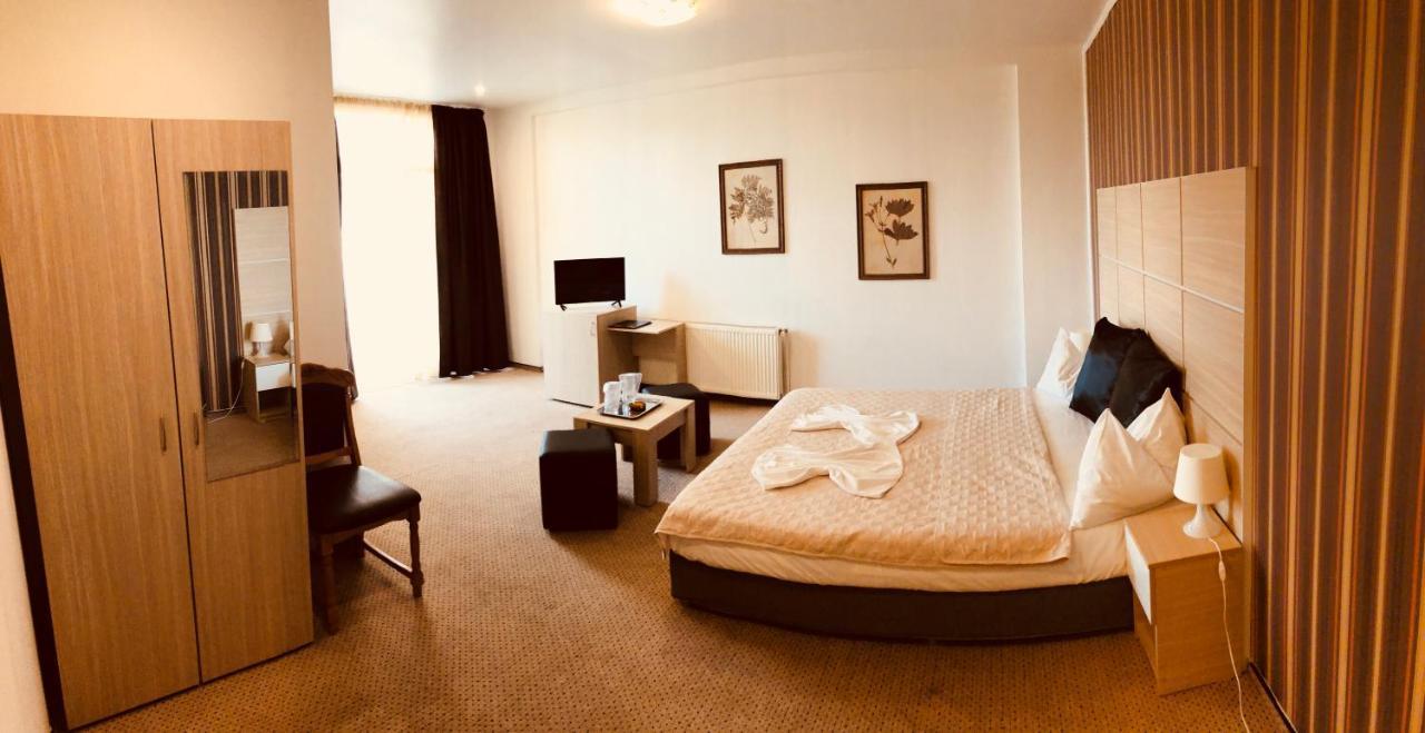 Hotel Mon Caprice บูคาเรสต์ ภายนอก รูปภาพ