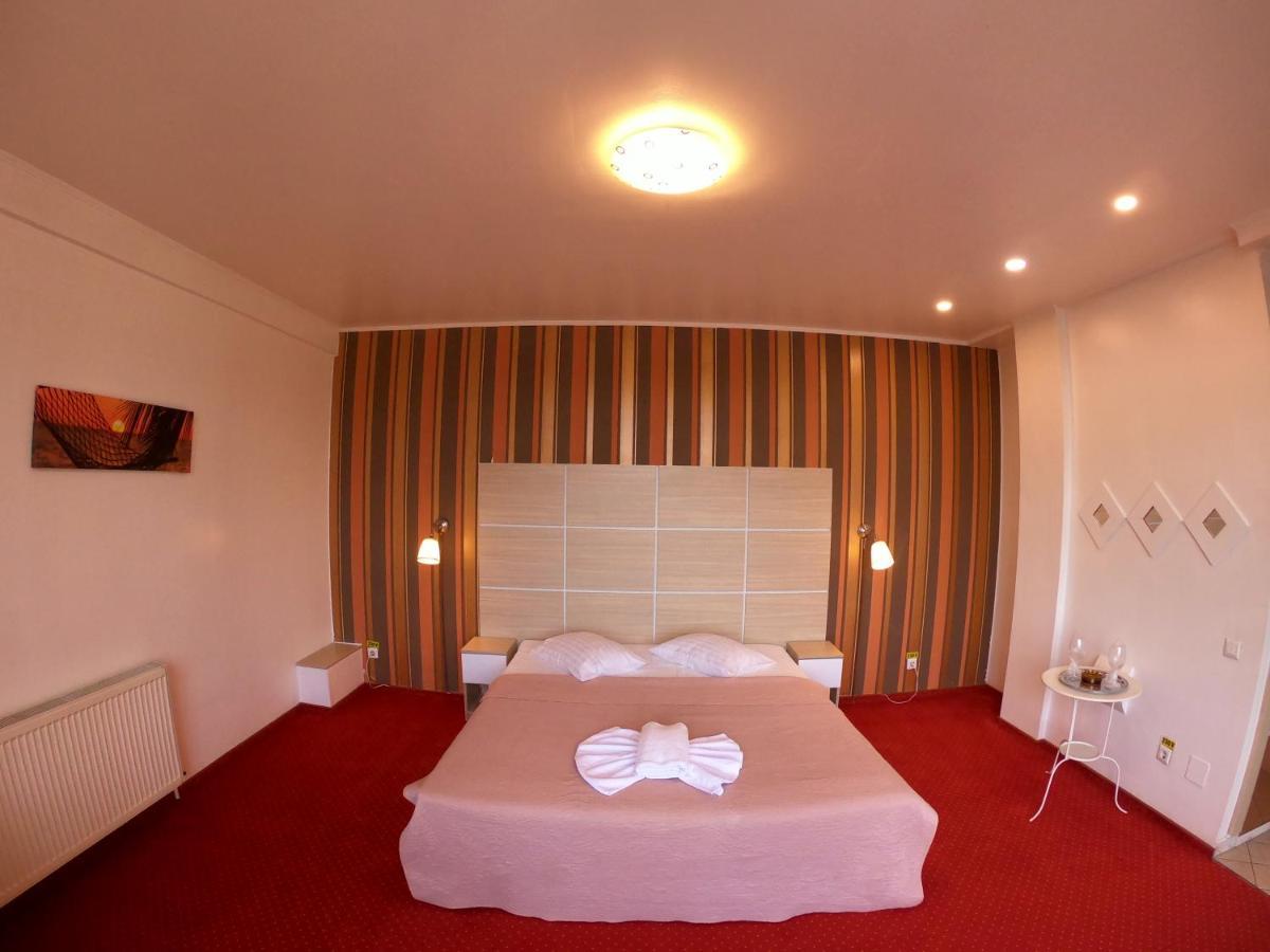 Hotel Mon Caprice บูคาเรสต์ ภายนอก รูปภาพ