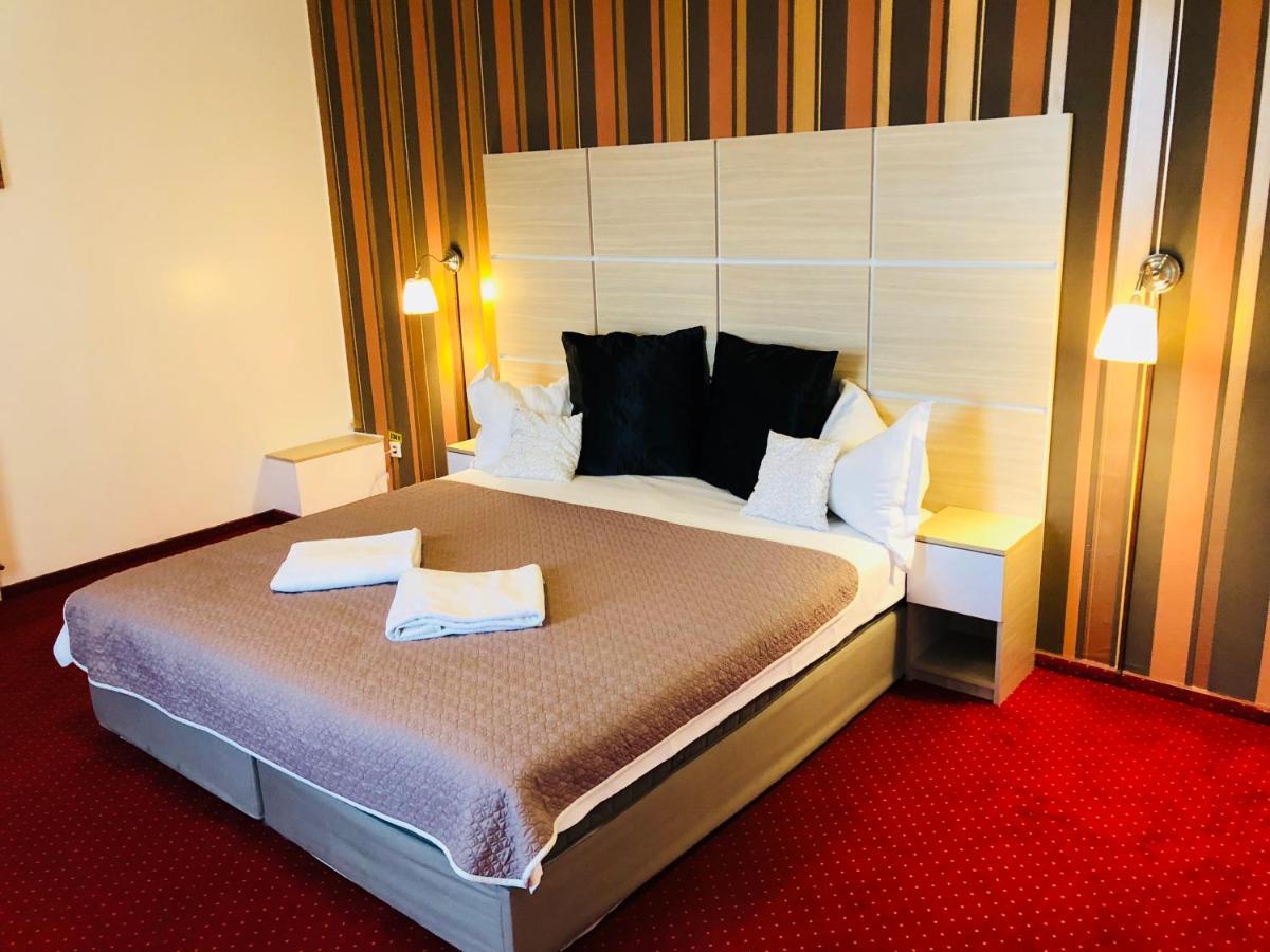 Hotel Mon Caprice บูคาเรสต์ ภายนอก รูปภาพ