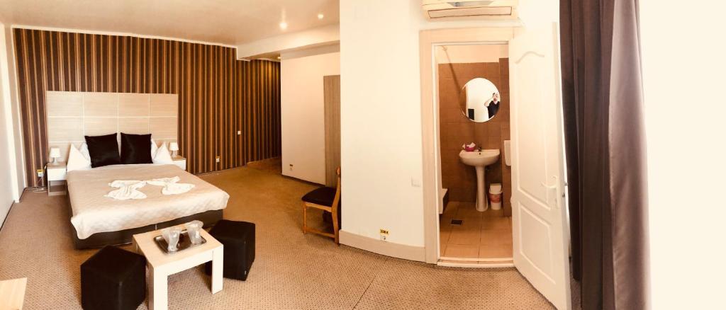 Hotel Mon Caprice บูคาเรสต์ ภายนอก รูปภาพ