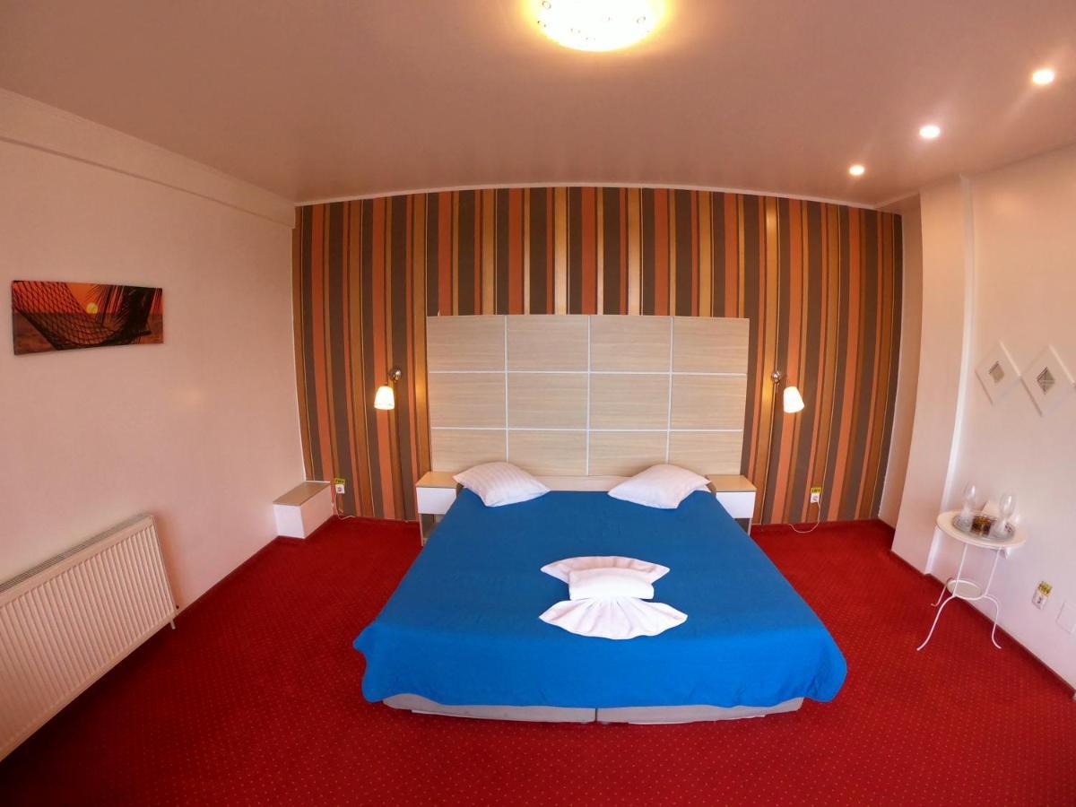 Hotel Mon Caprice บูคาเรสต์ ภายนอก รูปภาพ