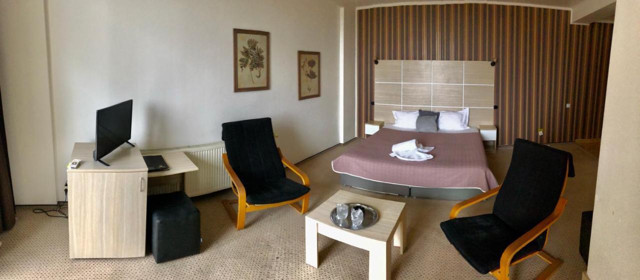 Hotel Mon Caprice บูคาเรสต์ ภายนอก รูปภาพ