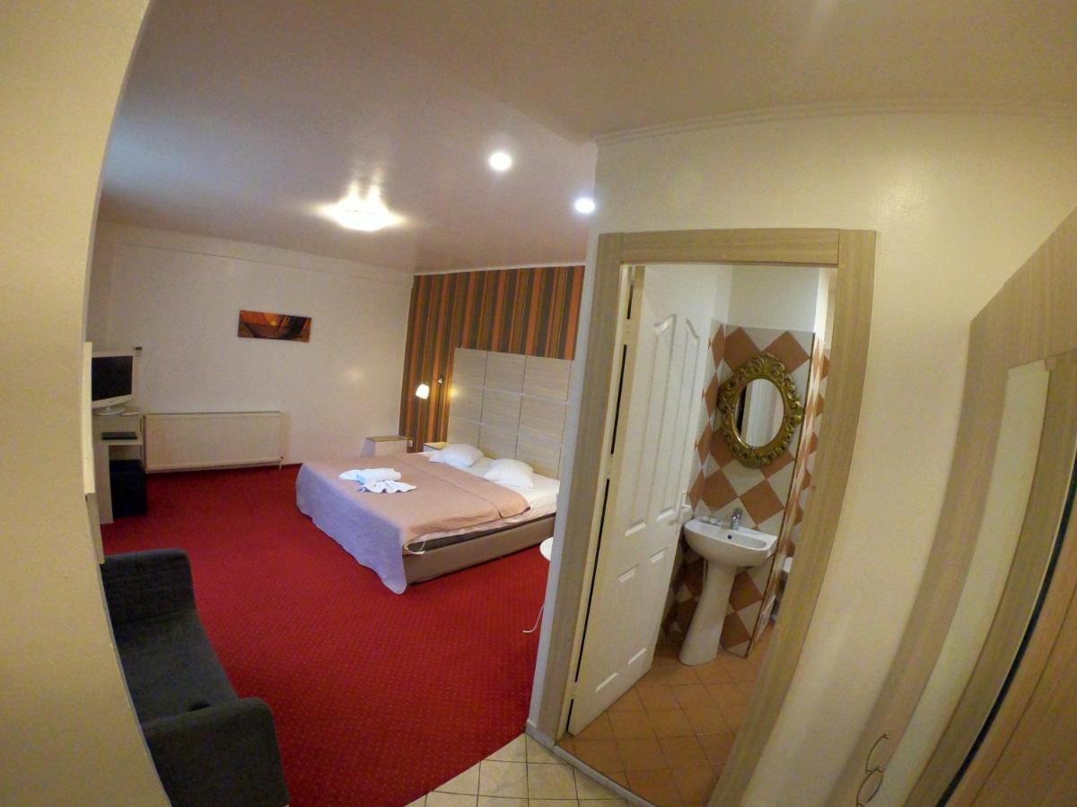 Hotel Mon Caprice บูคาเรสต์ ภายนอก รูปภาพ