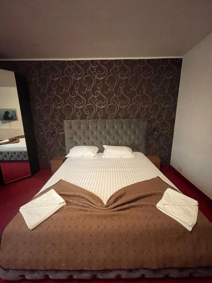 Hotel Mon Caprice บูคาเรสต์ ภายนอก รูปภาพ