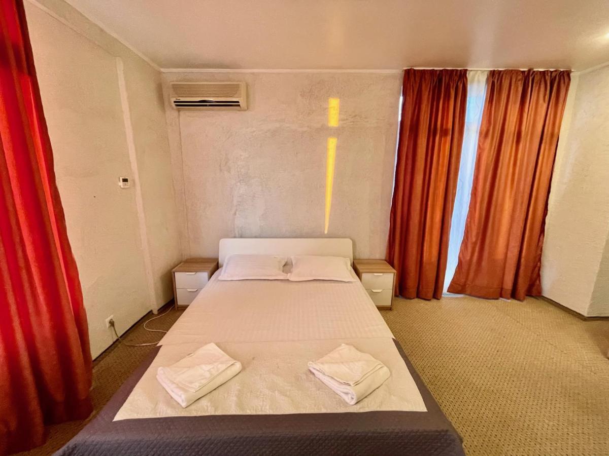 Hotel Mon Caprice บูคาเรสต์ ภายนอก รูปภาพ