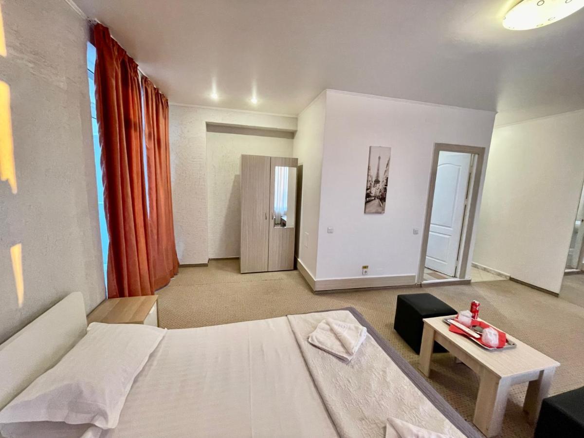 Hotel Mon Caprice บูคาเรสต์ ภายนอก รูปภาพ