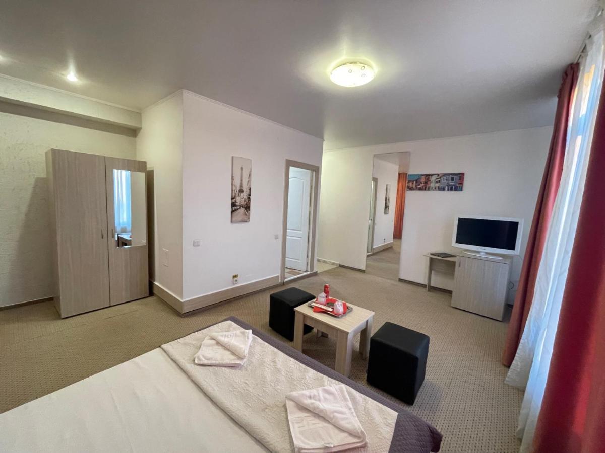 Hotel Mon Caprice บูคาเรสต์ ภายนอก รูปภาพ