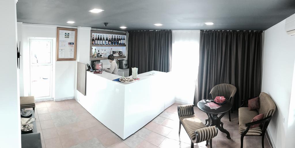 Hotel Mon Caprice บูคาเรสต์ ภายนอก รูปภาพ