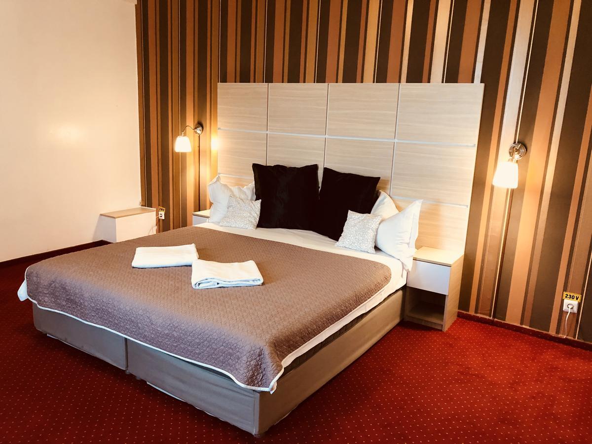 Hotel Mon Caprice บูคาเรสต์ ภายนอก รูปภาพ