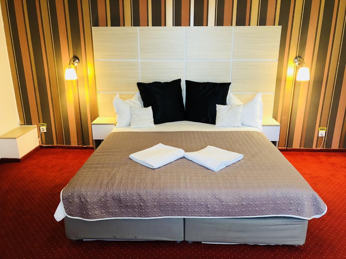 Hotel Mon Caprice บูคาเรสต์ ภายนอก รูปภาพ