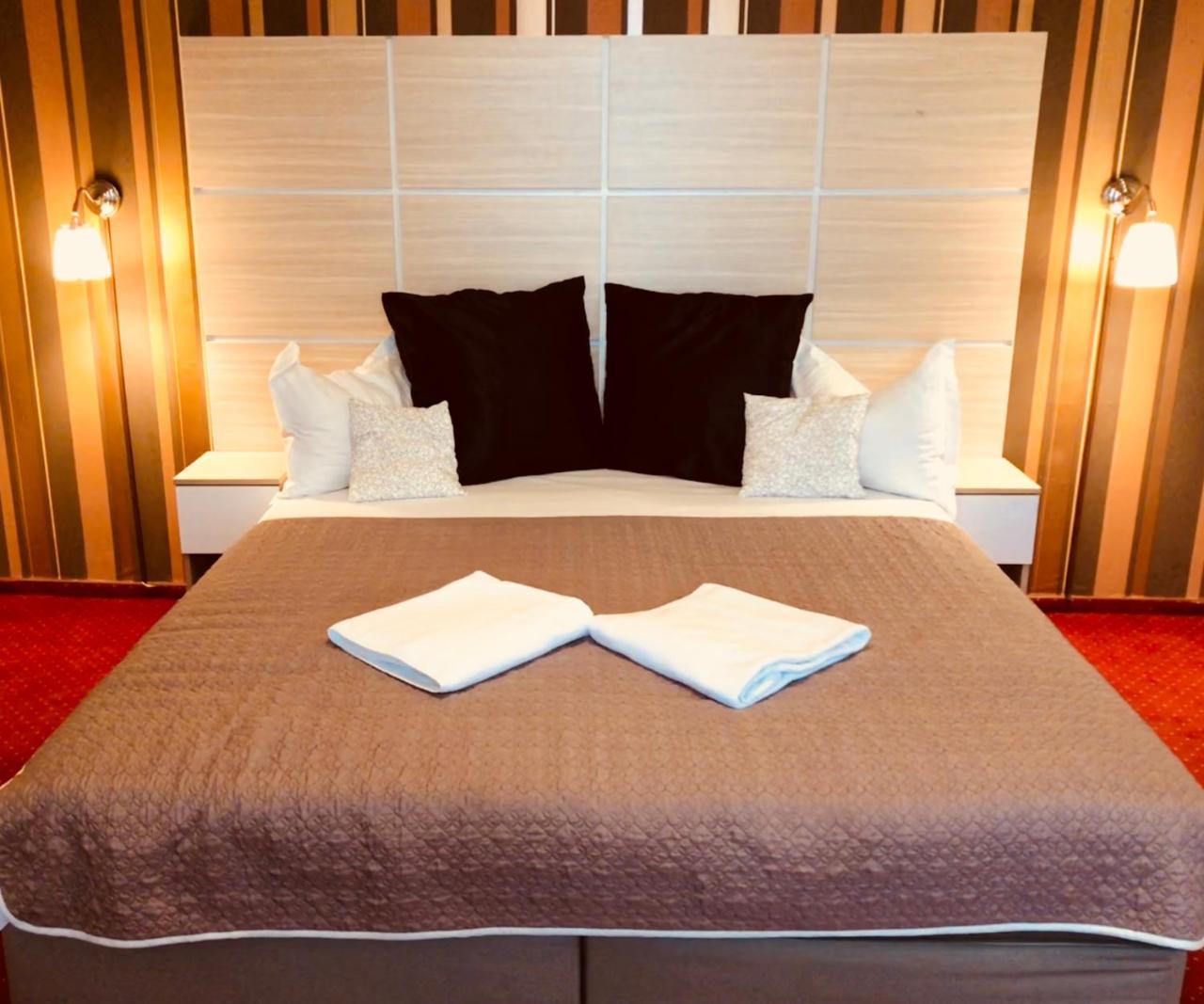 Hotel Mon Caprice บูคาเรสต์ ภายนอก รูปภาพ