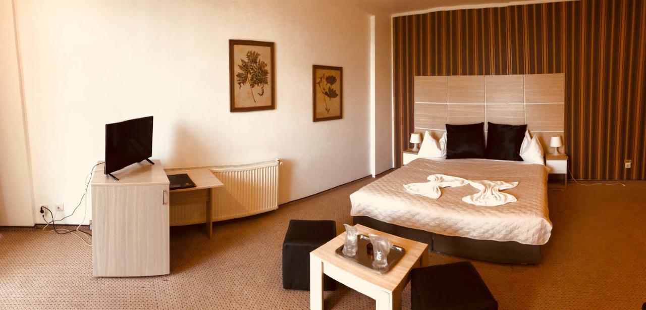 Hotel Mon Caprice บูคาเรสต์ ภายนอก รูปภาพ